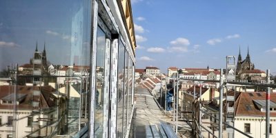 Hliníková okna a dveře - bytový dům Brno